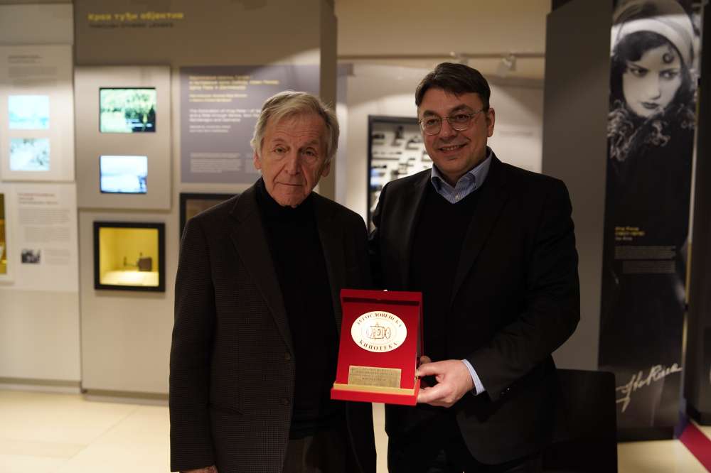 Kosta Gavras u Muzeju Jugoslovenske kinoteke prima nagradu "Zlatni pečat"
